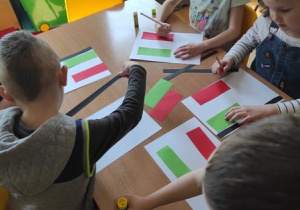 Dzieci wykonują flagę Włoch.